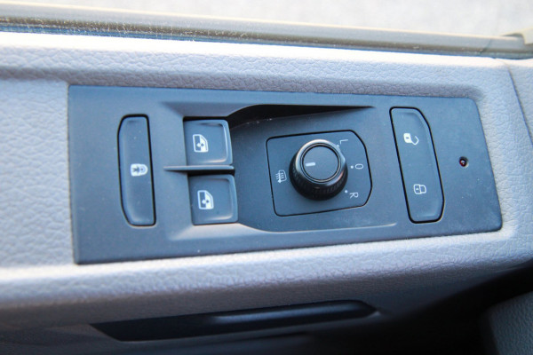Volkswagen Transporter 2.0 TDI L1H1 / Imperiaal / Trekhaak / Sidebars / 3 zits