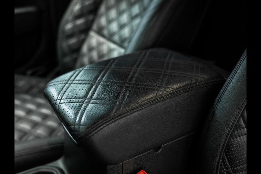 Jeep Wrangler 2.2D Sahara | Grijs Kenteken | Stoel en stuurverwarming | Custom Corse Edition |  Trekhaak | Alpine Sound |