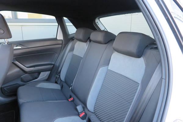 Volkswagen Polo 1.5 TSI 150pk DSG 3x R-line Highline Led , Panorama schuifdak, Virtual cockpit , Stoelverwarming , PDC, DAB+, Carplay, Achteruitrijcamera , LMV , etc.   (nieuwe APK)