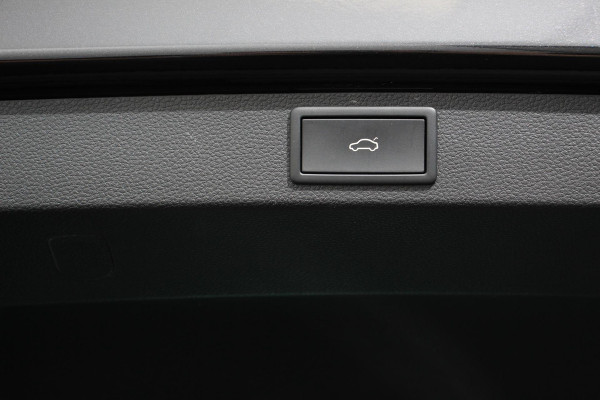 Škoda Karoq 1.5 TSI DSG Style Celebration | Navigatie | Adaptive Cruise Control | Lane/Side Assist | 18 Inch Lichtmetalen Velgen |