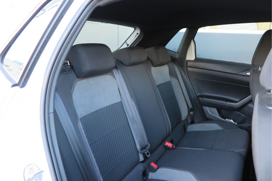 Volkswagen Polo 1.5 TSI 150pk DSG 3x R-line Highline Led , Panorama schuifdak, Virtual cockpit , Stoelverwarming , PDC, DAB+, Carplay, Achteruitrijcamera , LMV , etc.   (nieuwe APK)