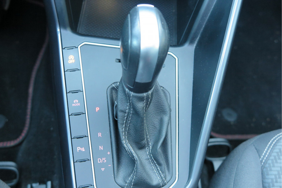 Volkswagen Polo 1.5 TSI 150pk DSG 3x R-line Highline Led , Panorama schuifdak, Virtual cockpit , Stoelverwarming , PDC, DAB+, Carplay, Achteruitrijcamera , LMV , etc.   (nieuwe APK)