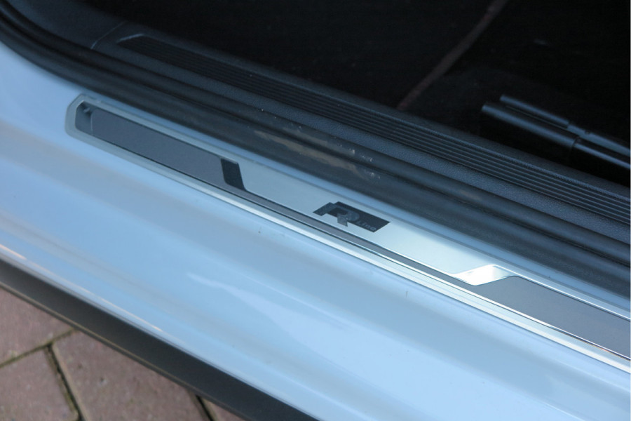 Volkswagen Polo 1.5 TSI 150pk DSG 3x R-line Highline Led , Panorama schuifdak, Virtual cockpit , Stoelverwarming , PDC, DAB+, Carplay, Achteruitrijcamera , LMV , etc.   (nieuwe APK)