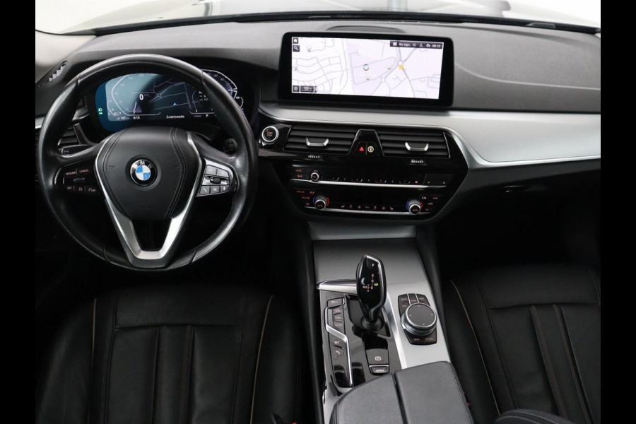BMW 5 Serie 530e Executive | Leder | Trekhaak | Stoelverwarming | Live Cockpit | Carplay | Achterbankverwarming | Navigatie | Parkeerhulp |