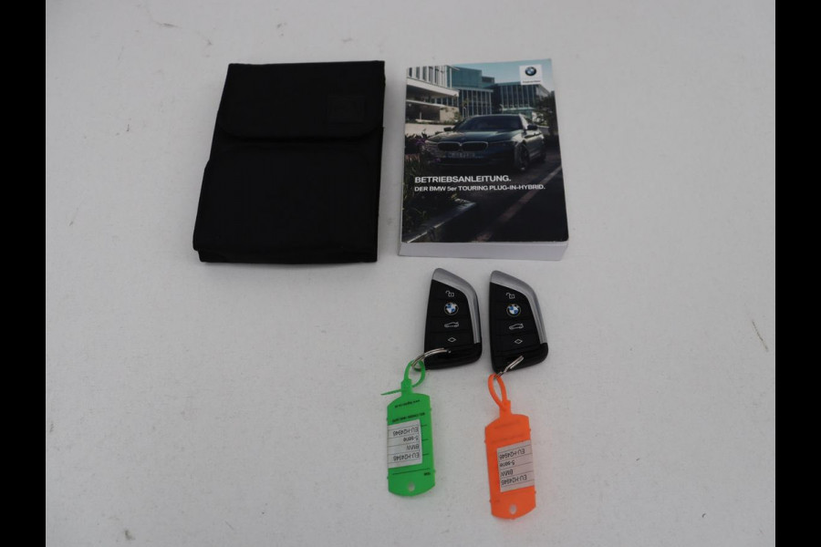 BMW 5 Serie 530e Executive | Leder | Trekhaak | Stoelverwarming | Live Cockpit | Carplay | Achterbankverwarming | Navigatie | Parkeerhulp |