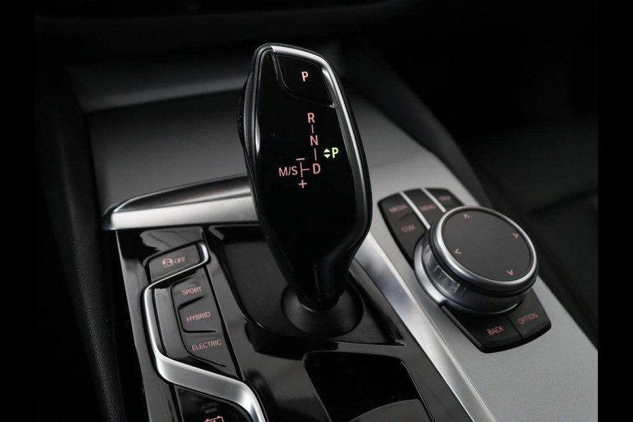 BMW 5 Serie 530e Executive | Leder | Trekhaak | Stoelverwarming | Live Cockpit | Carplay | Achterbankverwarming | Navigatie | Parkeerhulp |