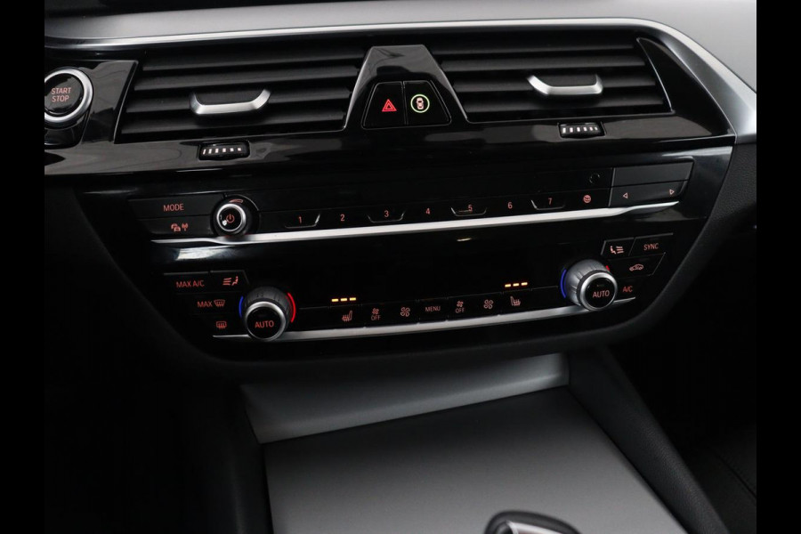 BMW 5 Serie 530e Executive | Leder | Trekhaak | Stoelverwarming | Live Cockpit | Carplay | Achterbankverwarming | Navigatie | Parkeerhulp |