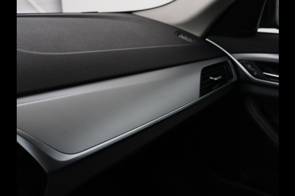 BMW 5 Serie 530e Executive | Leder | Trekhaak | Stoelverwarming | Live Cockpit | Carplay | Achterbankverwarming | Navigatie | Parkeerhulp |