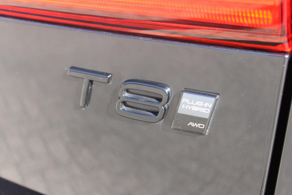 Volvo XC60 T8 455PK Automaat AWD Plus Black Edition Panoramisch schuif-kanteldak / Google infotainment / Adaptieve cruise control / 21" lichtmetalen velgen / Parkeersensoren voor en achter met camera