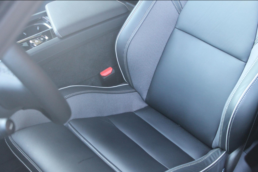 Volvo XC60 T8 455PK Automaat AWD Plus Black Edition Panoramisch schuif-kanteldak / Google infotainment / Adaptieve cruise control / 21" lichtmetalen velgen / Parkeersensoren voor en achter met camera
