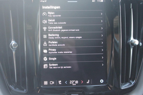 Volvo XC60 T8 455PK Automaat AWD Plus Black Edition Panoramisch schuif-kanteldak / Google infotainment / Adaptieve cruise control / 21" lichtmetalen velgen / Parkeersensoren voor en achter met camera