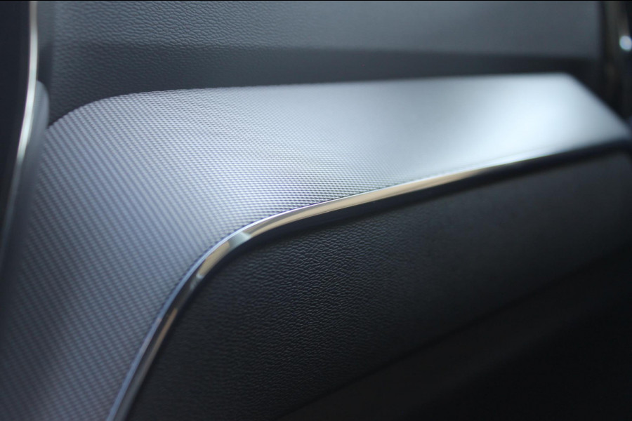 Volvo XC60 T8 455PK Automaat AWD Plus Black Edition Panoramisch schuif-kanteldak / Google infotainment / Adaptieve cruise control / 21" lichtmetalen velgen / Parkeersensoren voor en achter met camera