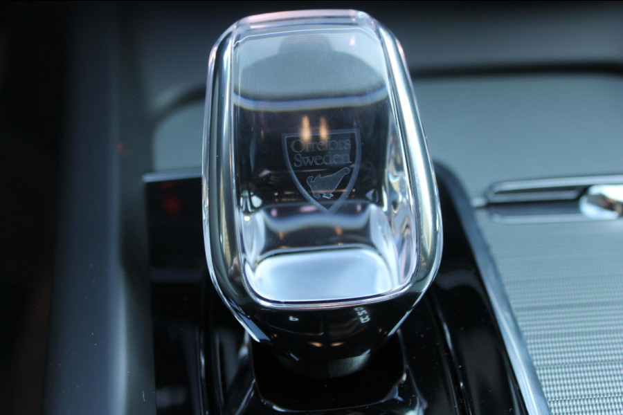 Volvo XC60 T8 455PK Automaat AWD Plus Black Edition Panoramisch schuif-kanteldak / Google infotainment / Adaptieve cruise control / 21" lichtmetalen velgen / Parkeersensoren voor en achter met camera