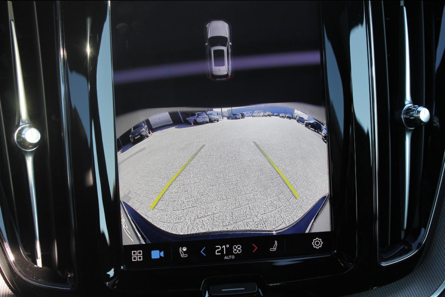 Volvo XC60 T8 455PK Automaat AWD Plus Black Edition Panoramisch schuif-kanteldak / Google infotainment / Adaptieve cruise control / 21" lichtmetalen velgen / Parkeersensoren voor en achter met camera