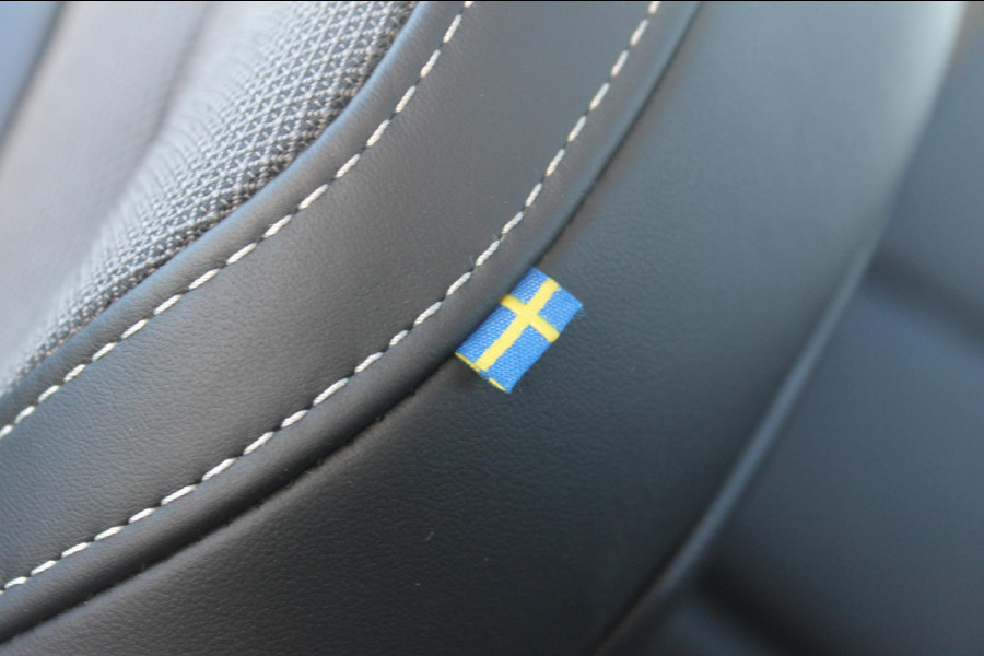 Volvo XC60 T8 455PK Automaat AWD Plus Black Edition Panoramisch schuif-kanteldak / Google infotainment / Adaptieve cruise control / 21" lichtmetalen velgen / Parkeersensoren voor en achter met camera