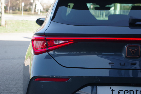 CUPRA Leon 1.4 e-Hybrid VZ 245 PK Adrenaline PHEV, Stuur-Startknop, WInterpakket, Camera, Carplay, 19" LM