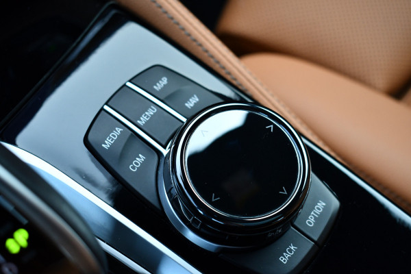 BMW 5 Serie 545e xDrive M-Sport Pano ACC HUD 20inch 360 Laser HiFi Adp-demping