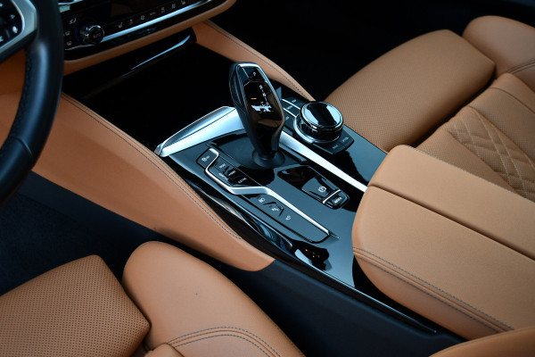 BMW 5 Serie 545e xDrive M-Sport Pano ACC HUD 20inch 360 Laser HiFi Adp-demping