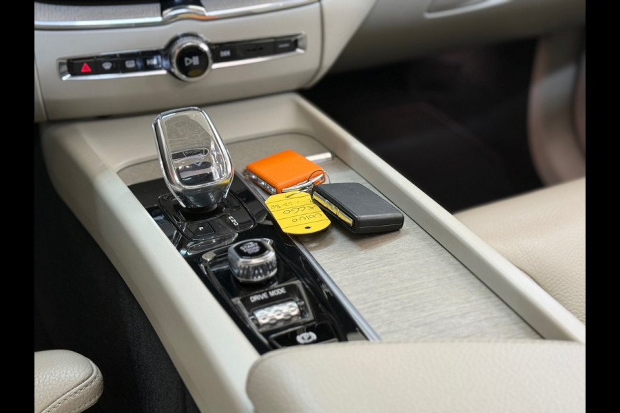 Volvo XC60 2.0 T6 Plug-in AWD Inscription | VOL! | Pano | Luchtvering | Trekhaak | Xenium Pakket | Int.Safe PRO Pakket | HUD | NAP
