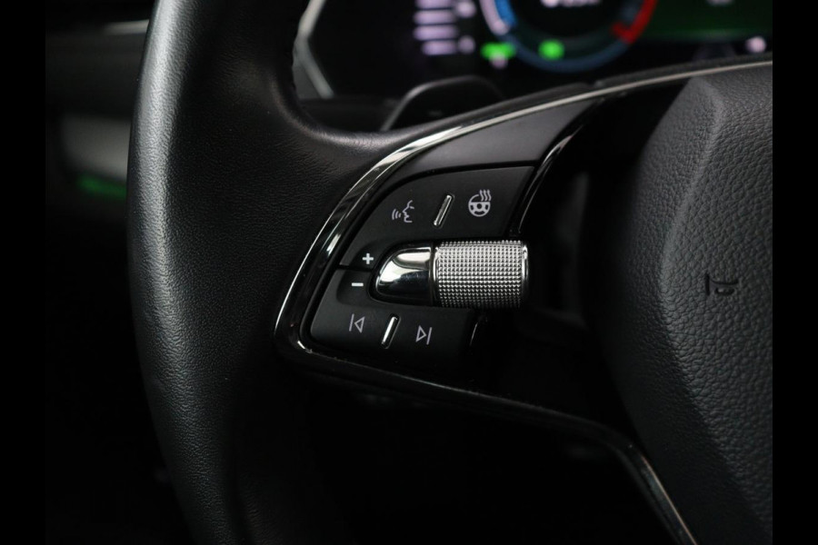 Škoda Octavia 1.4 TSI iV PHEV Business Edition Plus | Stoelverwarming | Trekhaak | Camera | Adaptive cruise | Carplay | Sfeerverlichting | Navigatie | Side Assist | Stuurverwarming | Plug In