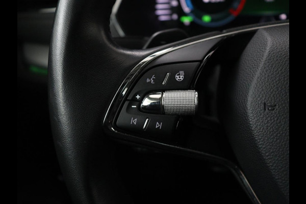Škoda Octavia 1.4 TSI iV PHEV Business Edition Plus | Stoelverwarming | Trekhaak | Camera | Adaptive cruise | Carplay | Sfeerverlichting | Navigatie | Side Assist | Stuurverwarming | Plug In