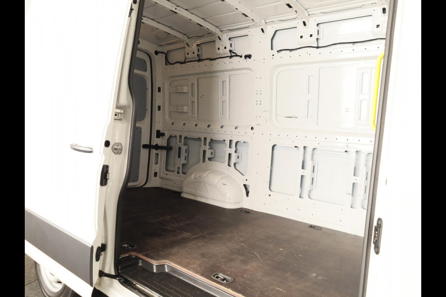 Volkswagen Crafter 35 2.0 TDI L3H3 Highline EURO VI 140 pk Automaat | Verlengde garantie | Navigatie | Parkeersensoren | Achteruitrijcamera | Cruise control |