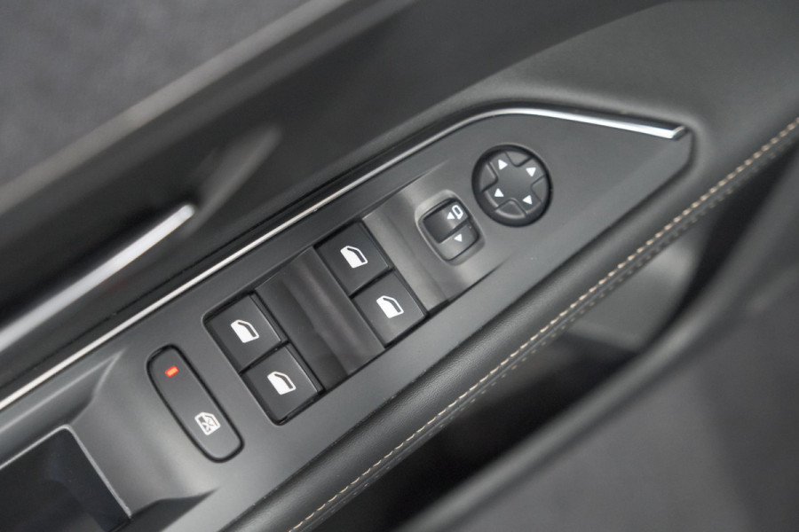 Peugeot 5008 PureTech 130 EAT8 GT Line | 7 Zitplaatsen | Trekhaak | Stoelverwarming | Apple Carplay