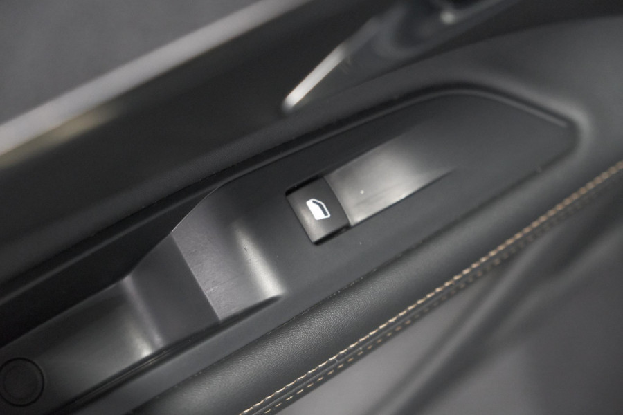 Peugeot 5008 PureTech 130 EAT8 GT Line | 7 Zitplaatsen | Trekhaak | Stoelverwarming | Apple Carplay