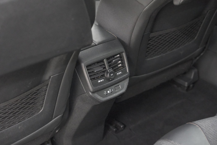 Peugeot 5008 PureTech 130 EAT8 GT Line | 7 Zitplaatsen | Trekhaak | Stoelverwarming | Apple Carplay