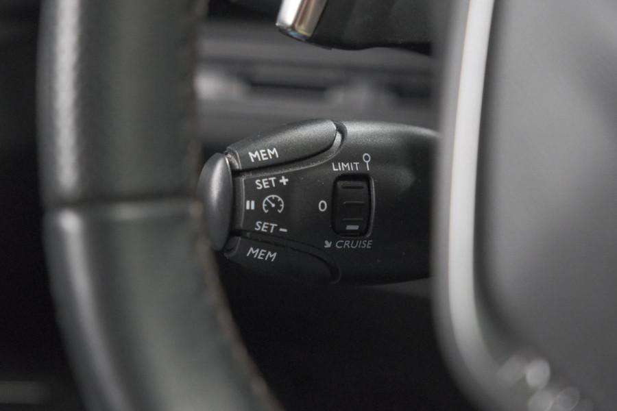 Peugeot 5008 PureTech 130 EAT8 GT Line | 7 Zitplaatsen | Trekhaak | Stoelverwarming | Apple Carplay