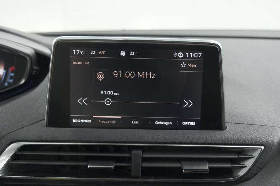 Peugeot 5008 PureTech 130 EAT8 GT Line | 7 Zitplaatsen | Trekhaak | Stoelverwarming | Apple Carplay