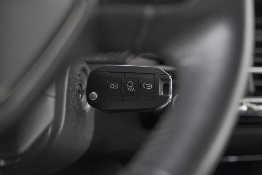 Peugeot 2008 PureTech 130 EAT8 Allure | Parkeersensoren | Navigatie | Apple Carplay | Climate Control