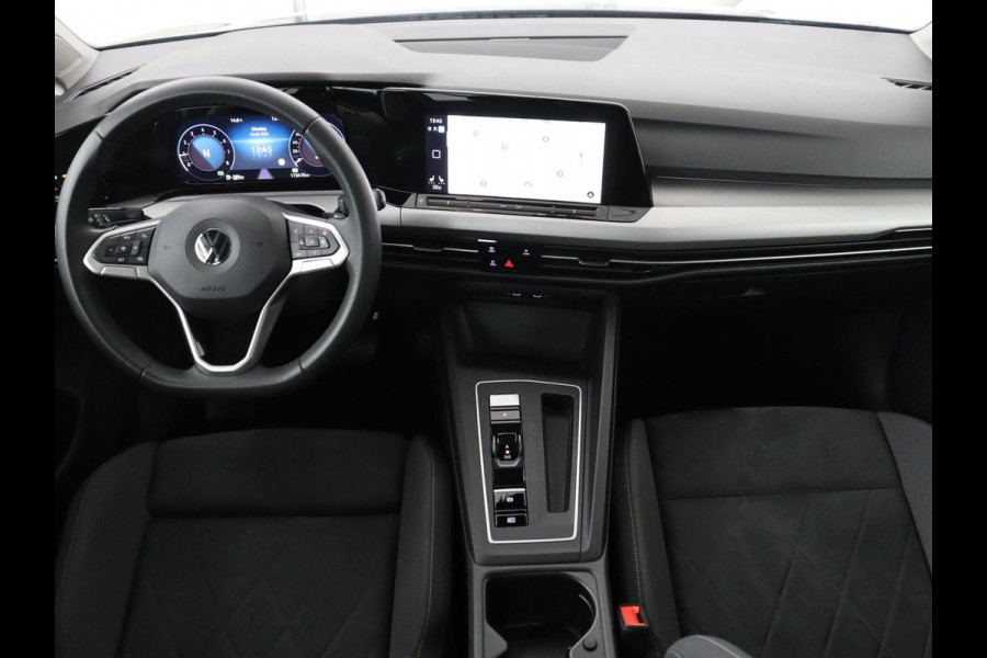 Volkswagen Golf 1.0 eTSI Life Business | Stoelverwarming | Trekhaak | Camera | Adaptive cruise | Carplay | Sfeerverlichting | Memory | Side Assist | Climate control | Full LED