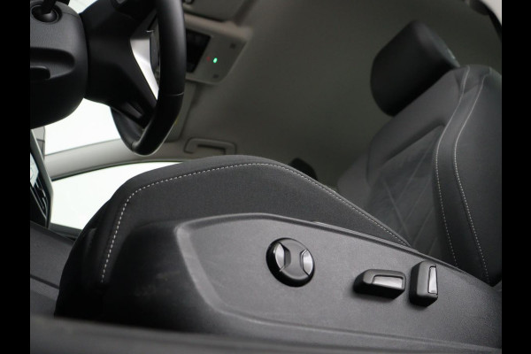 Volkswagen Golf 1.0 eTSI Life Business | Stoelverwarming | Trekhaak | Camera | Adaptive cruise | Carplay | Sfeerverlichting | Memory | Side Assist | Climate control | Full LED