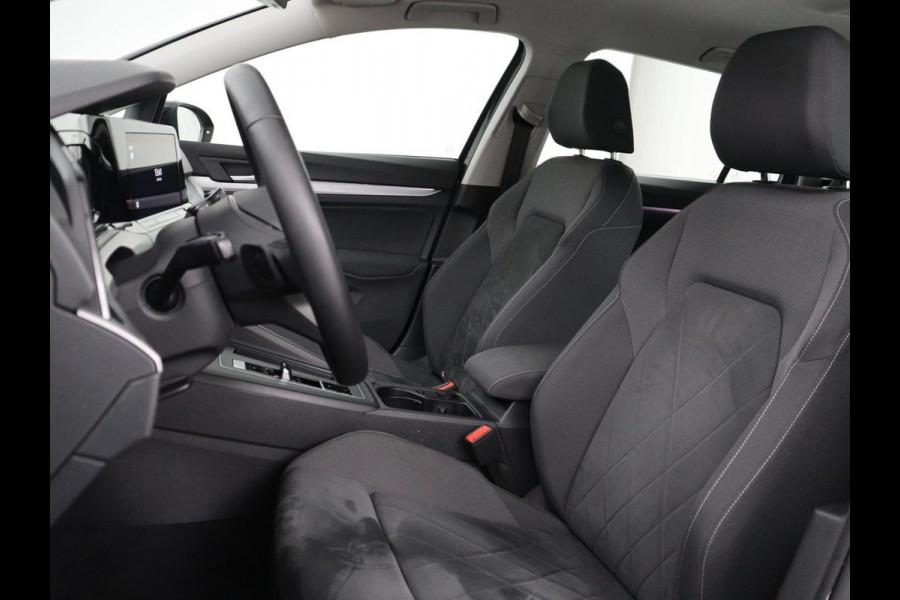 Volkswagen Golf 1.0 eTSI Life Business | Stoelverwarming | Trekhaak | Camera | Adaptive cruise | Carplay | Sfeerverlichting | Memory | Side Assist | Climate control | Full LED