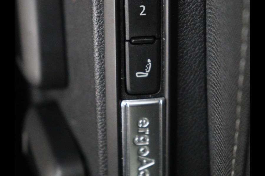 Volkswagen Golf 1.0 eTSI Life Business | Stoelverwarming | Trekhaak | Camera | Adaptive cruise | Carplay | Sfeerverlichting | Memory | Side Assist | Climate control | Full LED