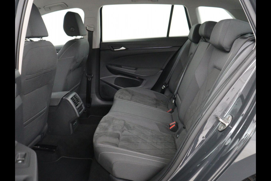 Volkswagen Golf 1.0 eTSI Life Business | Stoelverwarming | Trekhaak | Camera | Adaptive cruise | Carplay | Sfeerverlichting | Memory | Side Assist | Climate control | Full LED