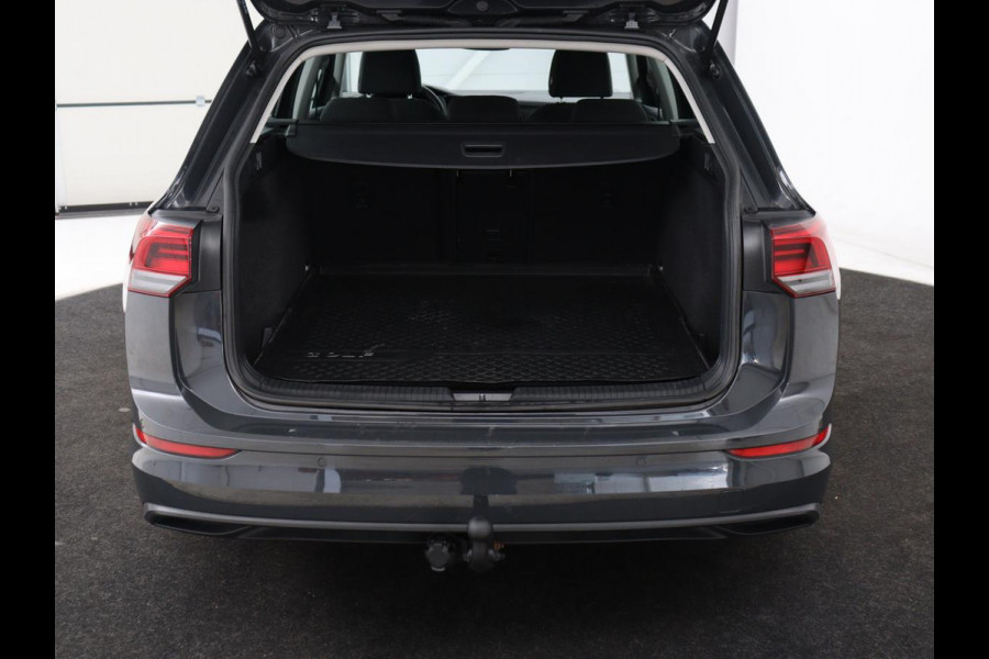 Volkswagen Golf 1.0 eTSI Life Business | Stoelverwarming | Trekhaak | Camera | Adaptive cruise | Carplay | Sfeerverlichting | Memory | Side Assist | Climate control | Full LED