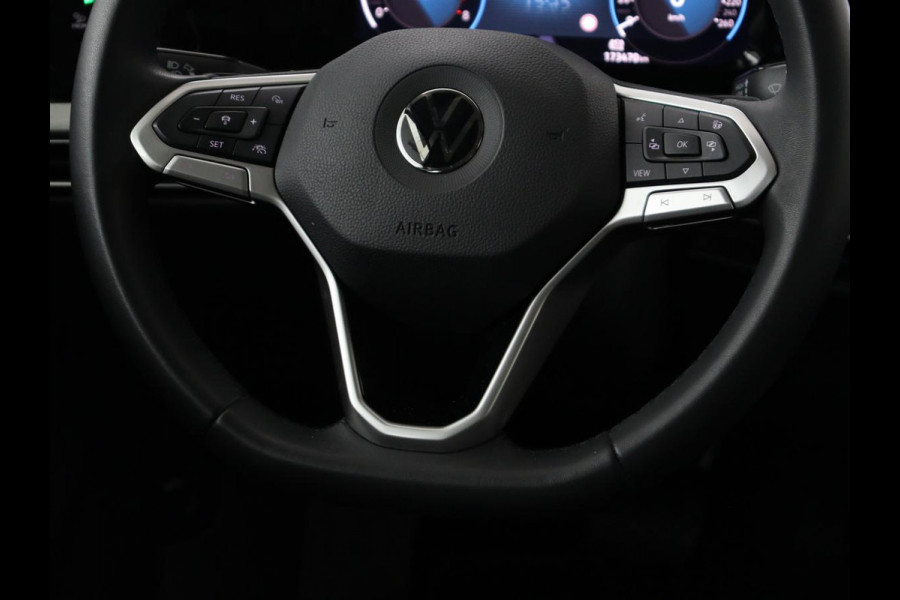 Volkswagen Golf 1.0 eTSI Life Business | Stoelverwarming | Trekhaak | Camera | Adaptive cruise | Carplay | Sfeerverlichting | Memory | Side Assist | Climate control | Full LED