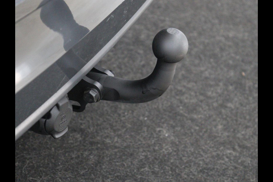 Volkswagen Golf 1.0 eTSI Life Business | Stoelverwarming | Trekhaak | Camera | Adaptive cruise | Carplay | Sfeerverlichting | Memory | Side Assist | Climate control | Full LED