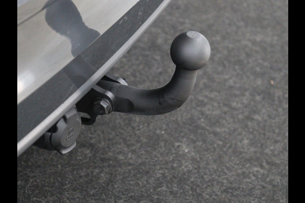 Volkswagen Golf 1.0 eTSI Life Business | Stoelverwarming | Trekhaak | Camera | Adaptive cruise | Carplay | Sfeerverlichting | Memory | Side Assist | Climate control | Full LED