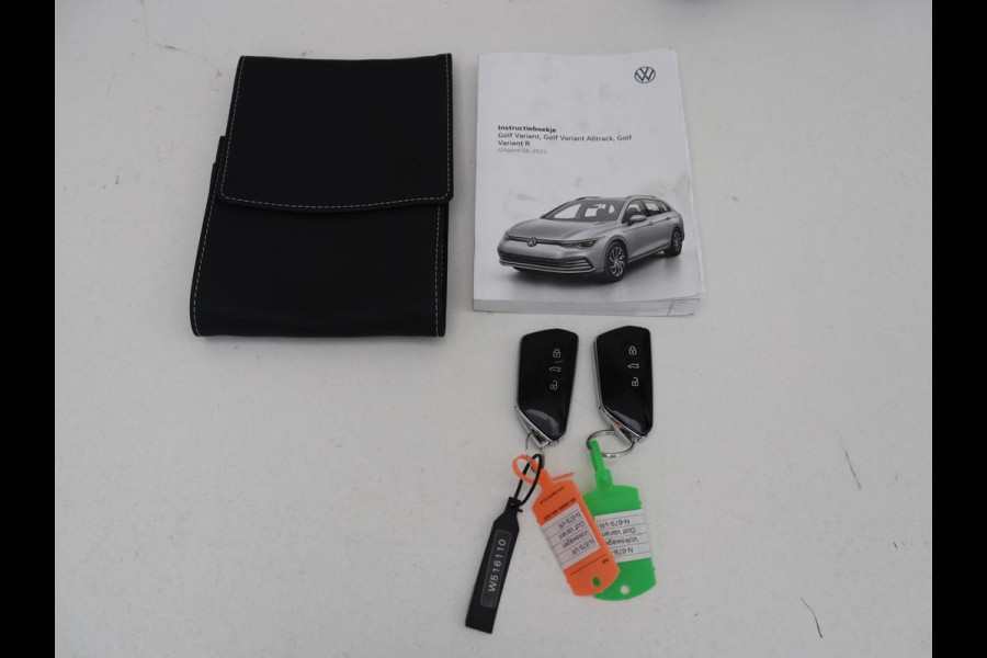 Volkswagen Golf 1.0 eTSI Life Business | Stoelverwarming | Trekhaak | Camera | Adaptive cruise | Carplay | Sfeerverlichting | Memory | Side Assist | Climate control | Full LED