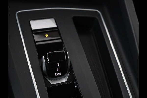 Volkswagen Golf 1.0 eTSI Life Business | Stoelverwarming | Trekhaak | Camera | Adaptive cruise | Carplay | Sfeerverlichting | Memory | Side Assist | Climate control | Full LED