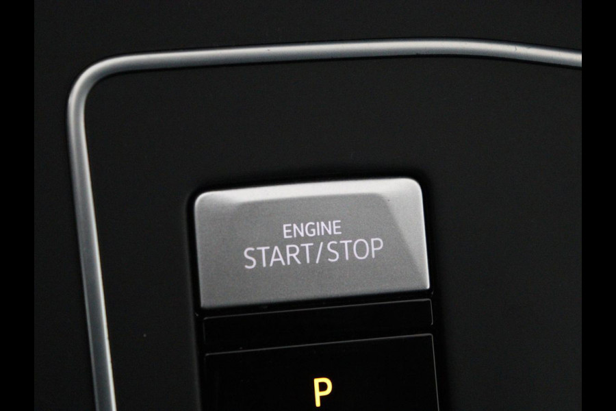 Volkswagen Golf 1.0 eTSI Life Business | Stoelverwarming | Trekhaak | Camera | Adaptive cruise | Carplay | Sfeerverlichting | Memory | Side Assist | Climate control | Full LED