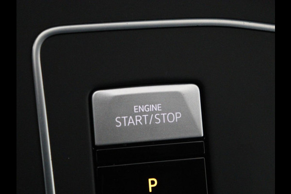 Volkswagen Golf 1.0 eTSI Life Business | Stoelverwarming | Trekhaak | Camera | Adaptive cruise | Carplay | Sfeerverlichting | Memory | Side Assist | Climate control | Full LED