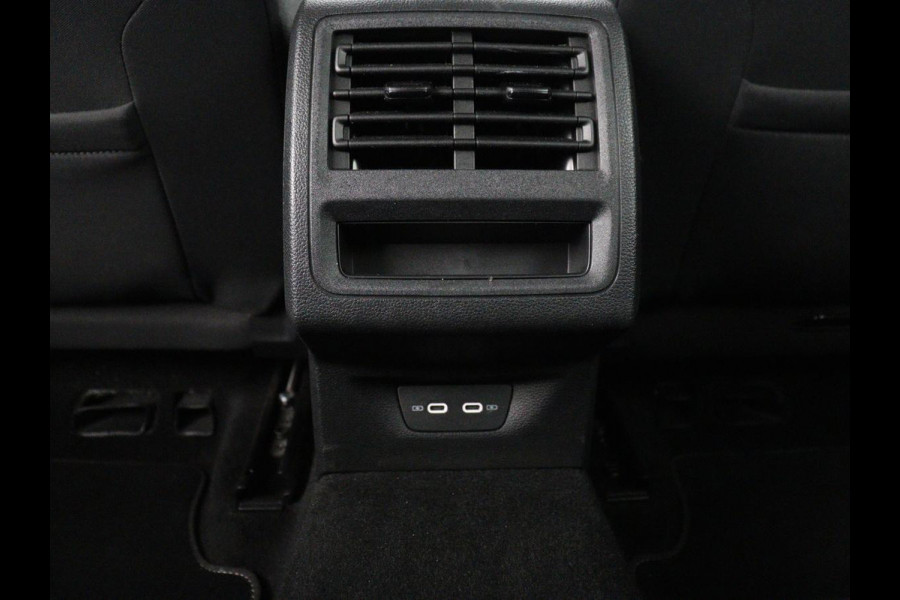 Volkswagen Golf 1.0 eTSI Life Business | Stoelverwarming | Trekhaak | Camera | Adaptive cruise | Carplay | Sfeerverlichting | Memory | Side Assist | Climate control | Full LED