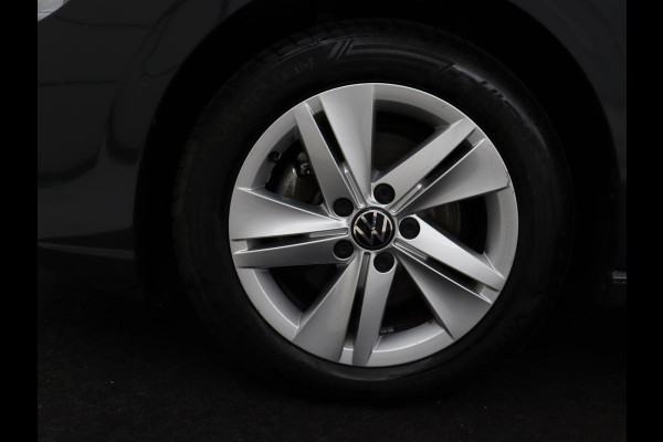 Volkswagen Golf 1.0 eTSI Life Business | Stoelverwarming | Trekhaak | Camera | Adaptive cruise | Carplay | Sfeerverlichting | Memory | Side Assist | Climate control | Full LED