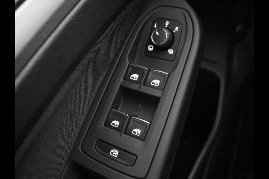 Volkswagen Golf 1.0 eTSI Life Business | Stoelverwarming | Trekhaak | Camera | Adaptive cruise | Carplay | Sfeerverlichting | Memory | Side Assist | Climate control | Full LED