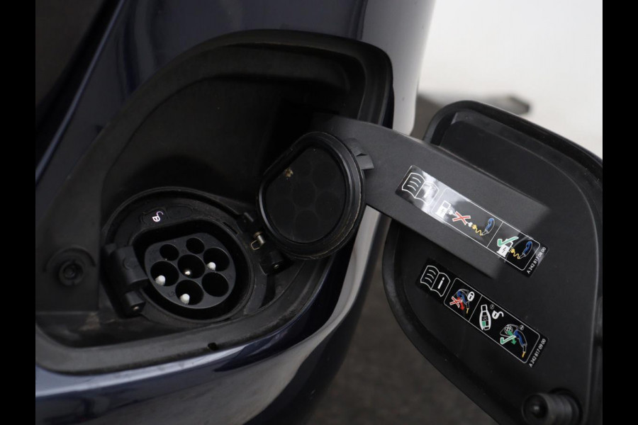 Mercedes-Benz C-Klasse 300e Business Solution Luxury | Leder | Stoelverwarming | Camera | Digital Cockpit | Park Assist | Navigatie | Full LED | Cruise control | Bluetooth | Climate control | PHEV | Plug In