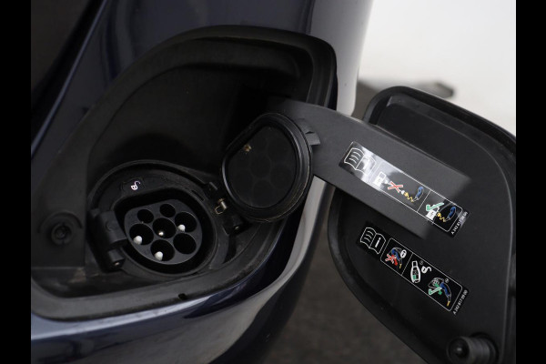 Mercedes-Benz C-Klasse 300e Business Solution Luxury | Leder | Stoelverwarming | Camera | Digital Cockpit | Park Assist | Navigatie | Full LED | Cruise control | Bluetooth | Climate control | PHEV | Plug In